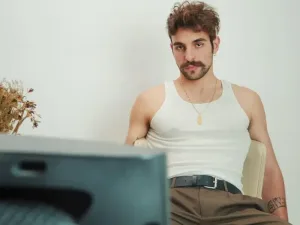 Image qui montre le chanteur Saint Levant.