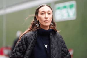 Image qui montre Alana Hadid dans la rue.